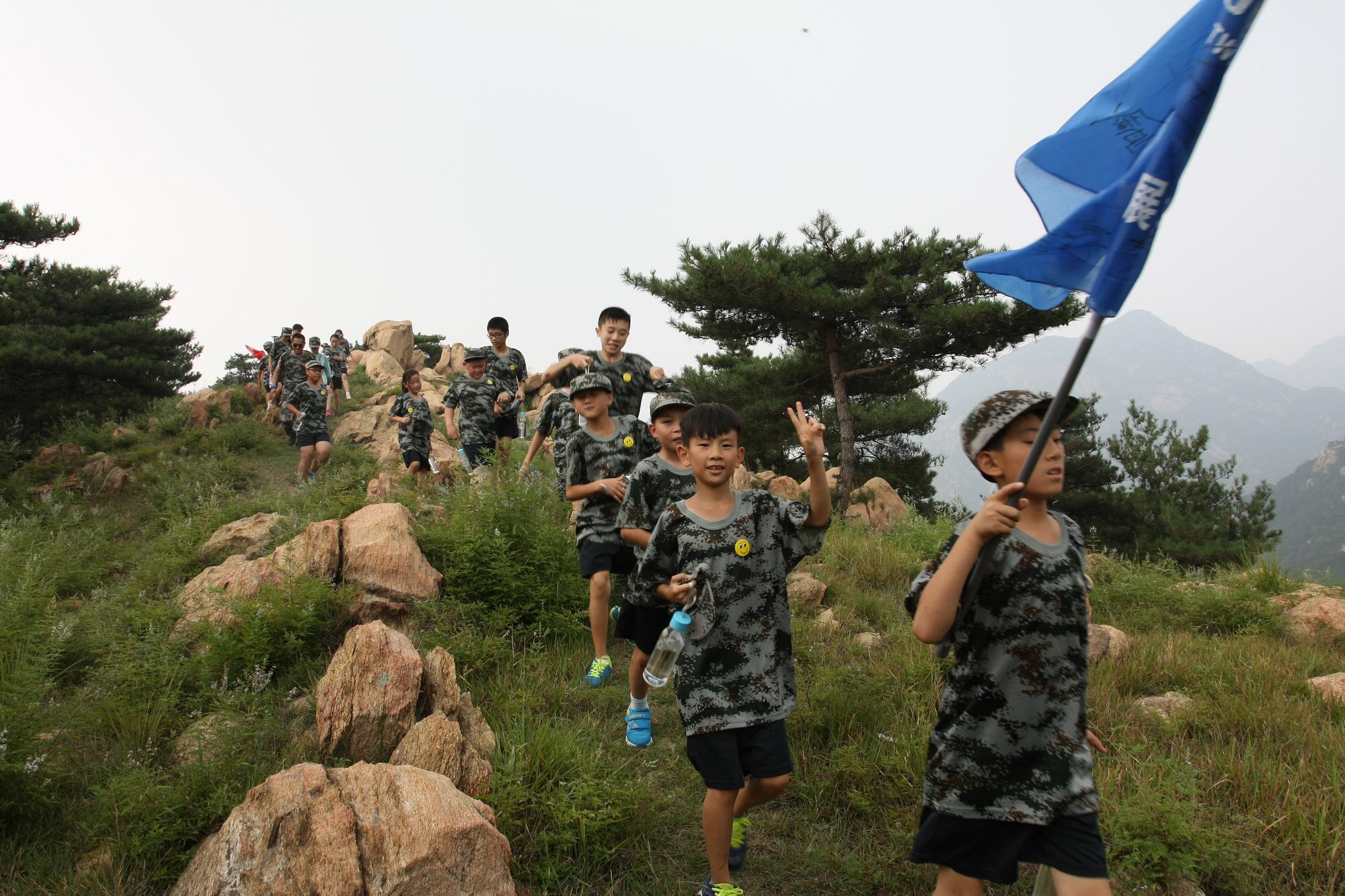 山東濟南夏令營泰安拓展夏令營泰山少年領袖素質拓展軍事夏令營