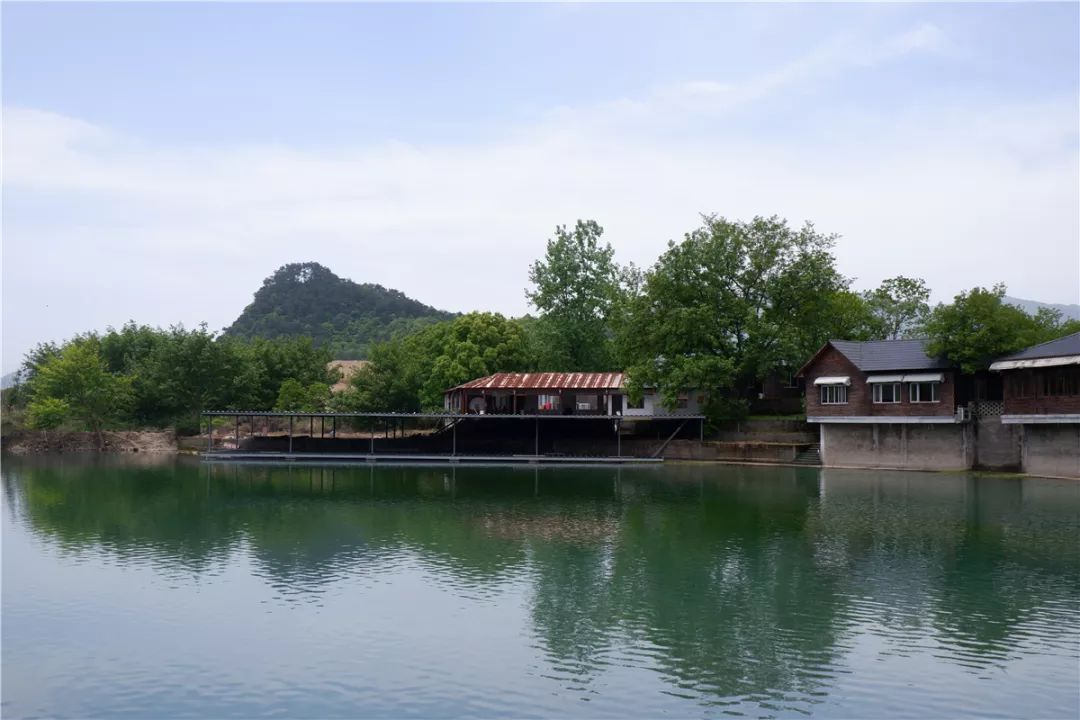 紫竹園農莊,顧名思義,類似傳統的農家樂,除了山明水秀風景怡人外,更