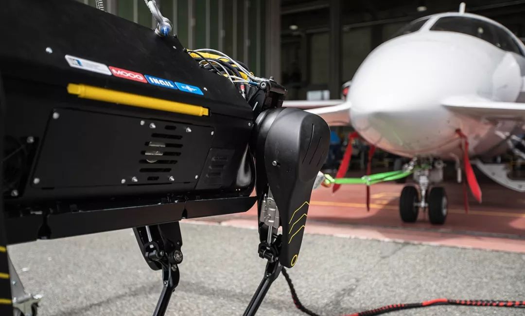 这款四足机器人体积很大,拉力十足,结实耐用并且性能强劲.