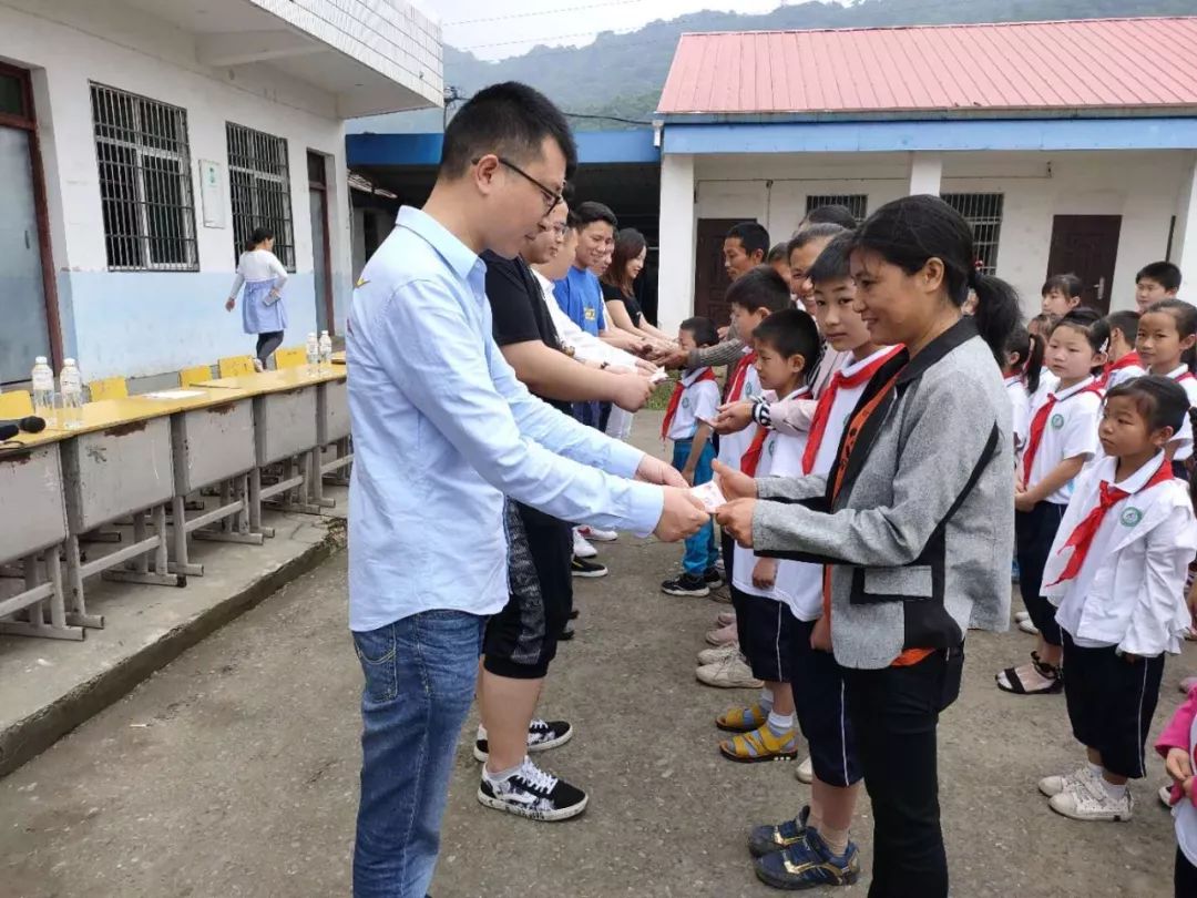 庆六一走进杨梓田丰完小情暖童心圆梦微心愿暨七彩小课堂活动
