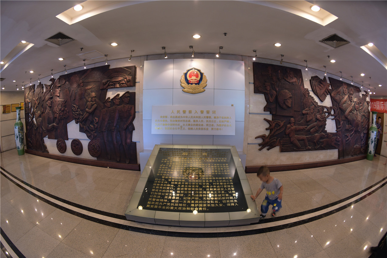 签到完毕后,开始了今天"进警营"活动的第一站:走进洛阳警察博物馆让