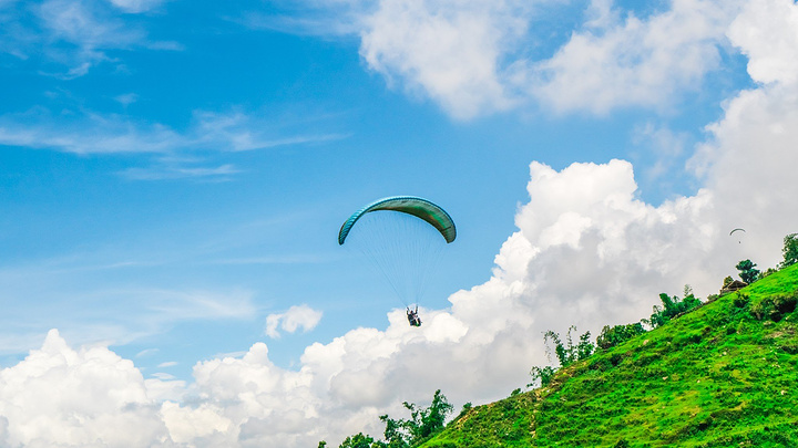 滑翔伞让你近距离接触蓝天白云,你值得拥有!