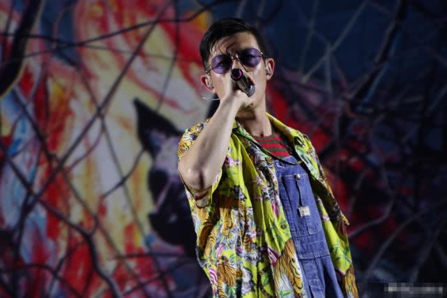 没想到陈冠希在6月2号的今晚,他久违亮相舞台献唱,现身杭州草莓音乐节