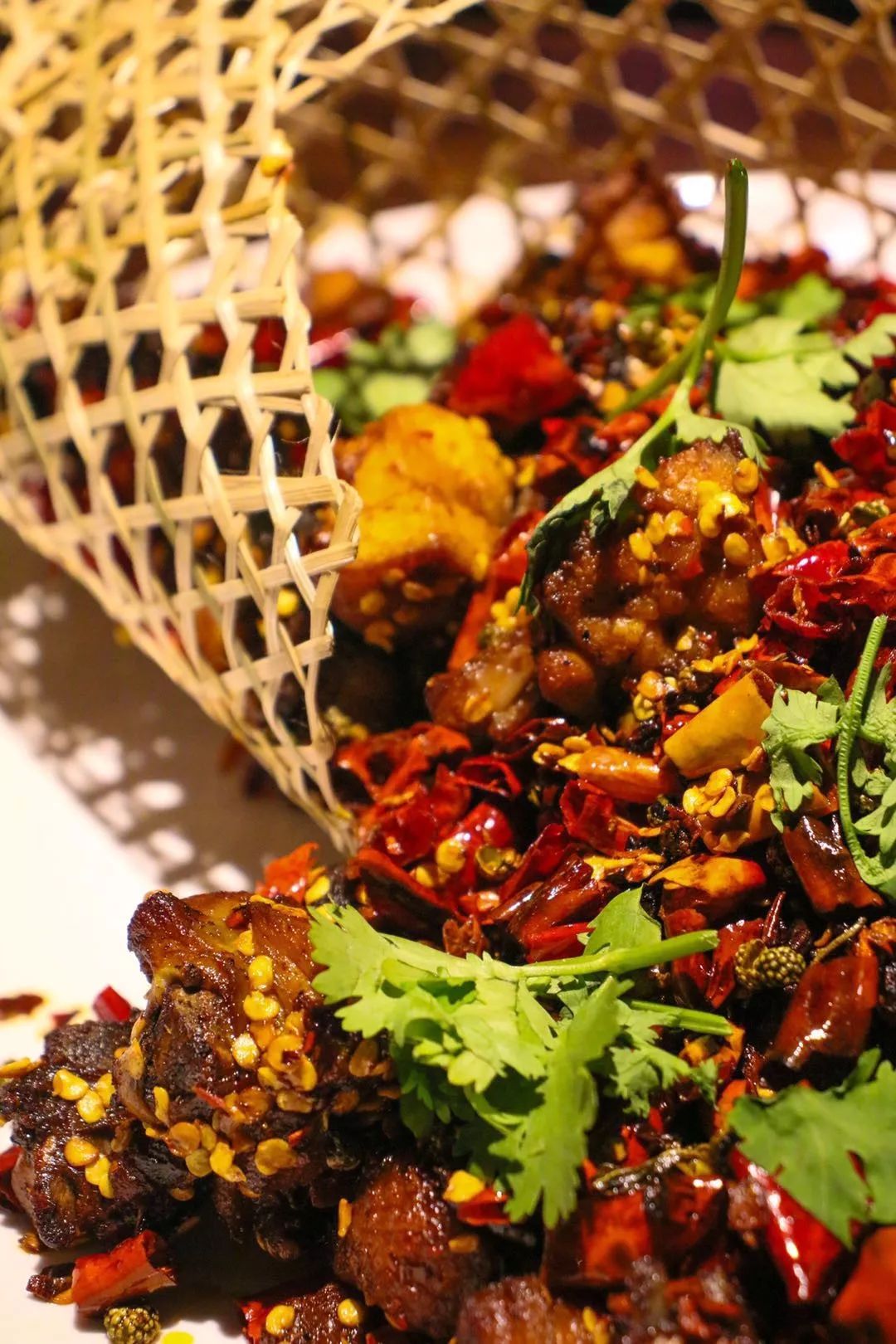 青岛这家藏在地下的音乐餐厅每晚7点半就变样