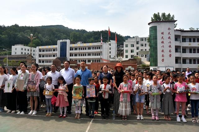 尹仕红对巴山牧业公司热心公益事业,助力通江脱贫攻坚的善举表示真诚