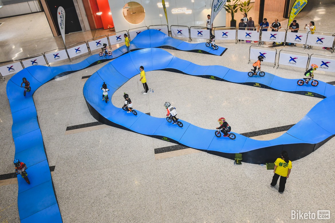 赛道上很多道具和这个练习区的类似,熟悉这个