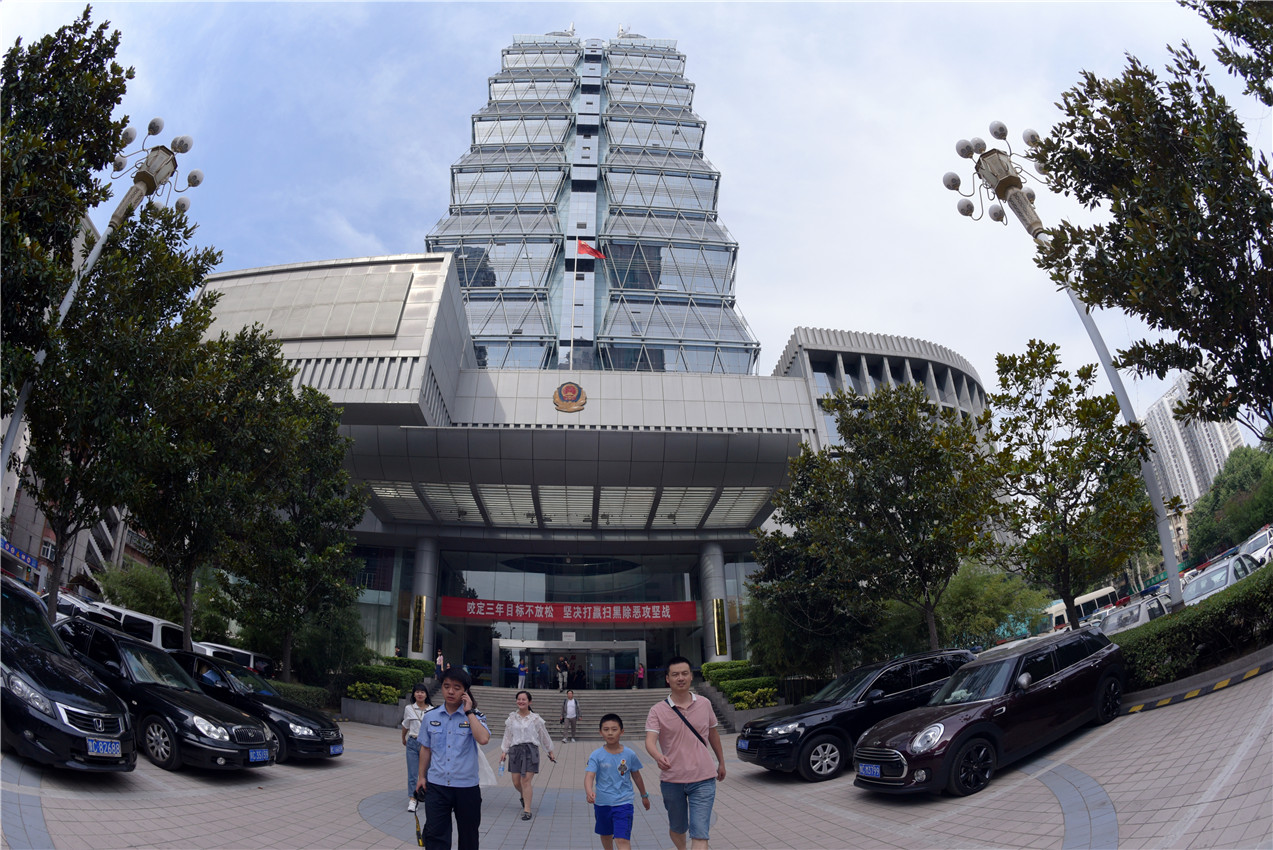 早上8时许,网友就开始陆陆续续进入洛阳市公安局,签到完毕后,开始了