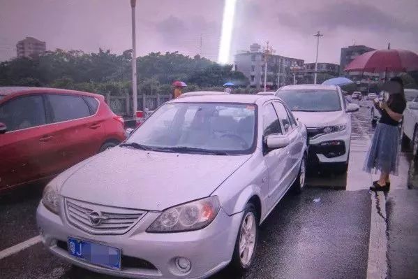 台山發生兩起連環追尾交通事故雨天行車需謹慎