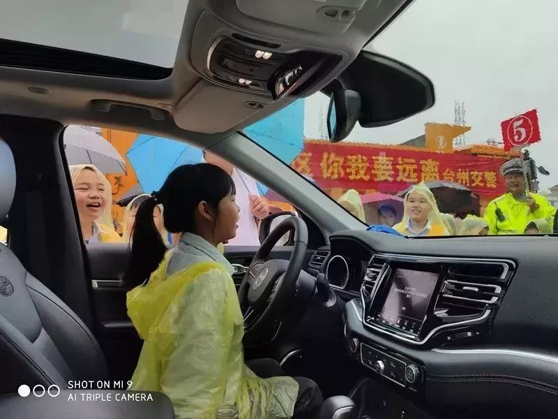 以后爸妈在接送自己上下学的时候如果玩手机,提醒他们不能开车玩的