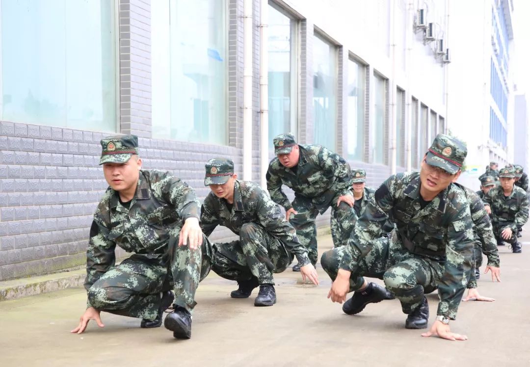 3,鸭子步即使双腿酸麻,咱也不能倒,后面的队友们在看着呢!