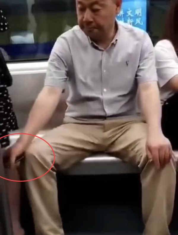 原创成都56岁男子地铁偷拍女生裙底网友人家姑娘的年纪