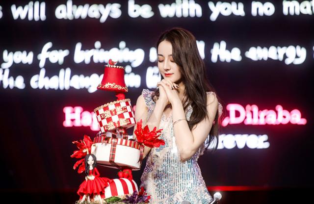 迪丽热巴生日趴现场撕衣火辣热舞