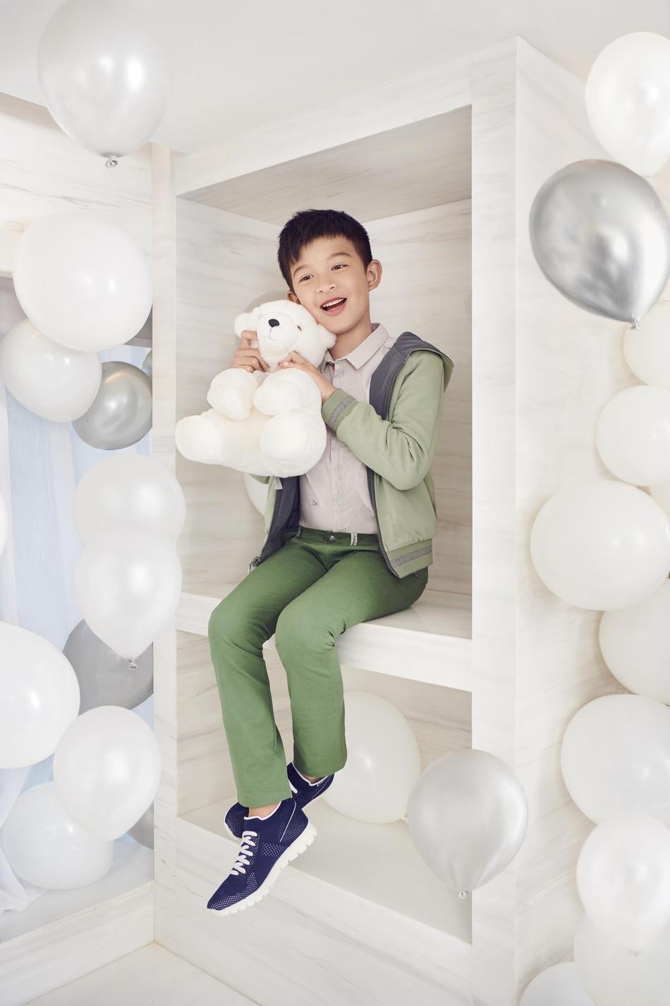 近日,李冰冰携妹妹李雪的儿子,女儿所拍摄的写真大片释出,画面中,三人