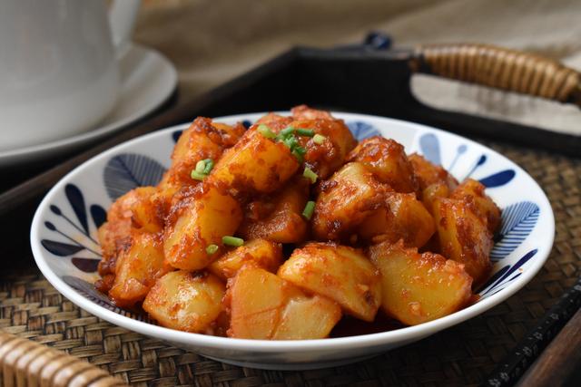 原创酱炒土豆这两步不能少,多放这调料香辣开胃,一周三顿还想吃