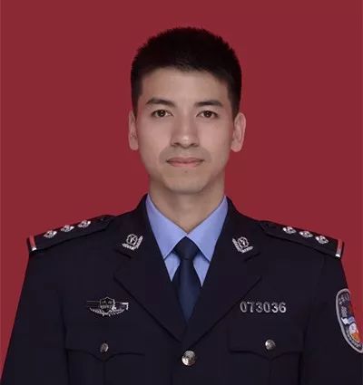 胸前的警号铮亮耀眼,一如他那件勇夺尖刀时被血染的警服上的警号,责任