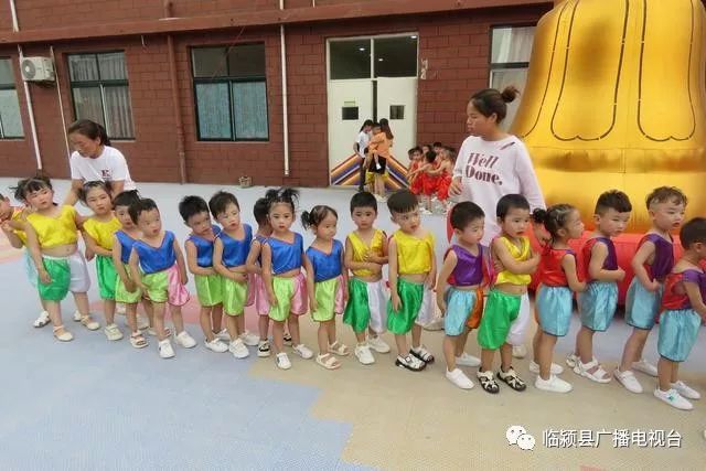 临颍二高附属幼儿园于5月30日下午在鼓楼步行街广场举行了"童心向党