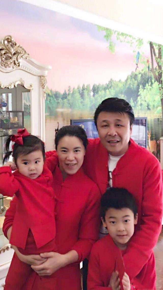 王楠上综艺露出富豪生活:豪宅,果树庭院,还有张嘉译送的名狗!_郭斌