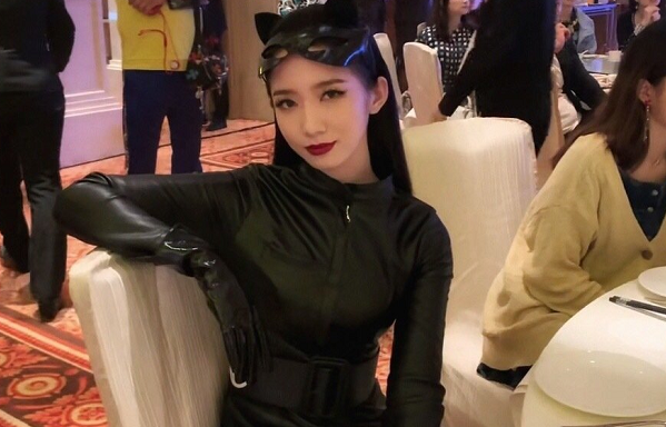 乐华年会上在线磕糖范丞丞牵手程潇画面有一点甜