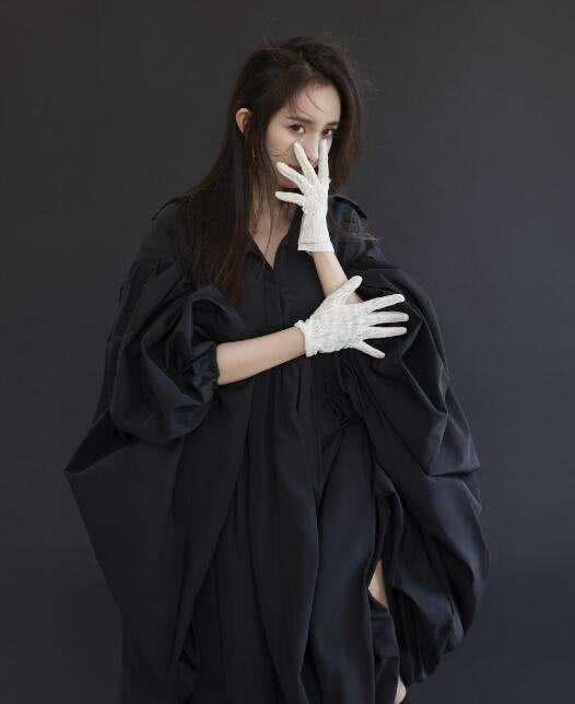 杨幂最新杂志封面曝光,粉色长裙很惊艳,冰肌玉背吸眼球