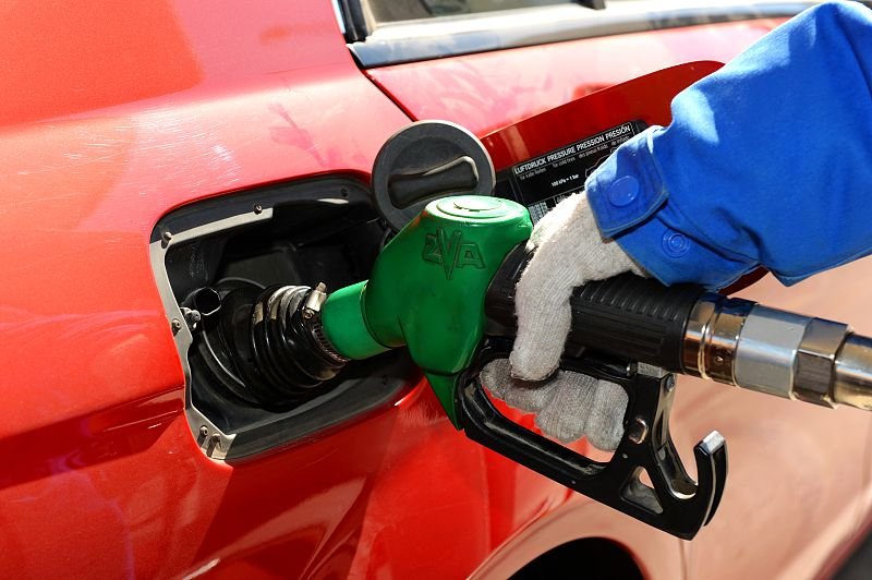 成品油退一步礼让三分,6月11日,全国油价或结束"7元"时代