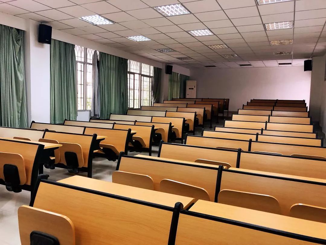 好想再回到那些年的时光回到教室座位前后故意讨你温柔的骂黑板上排列