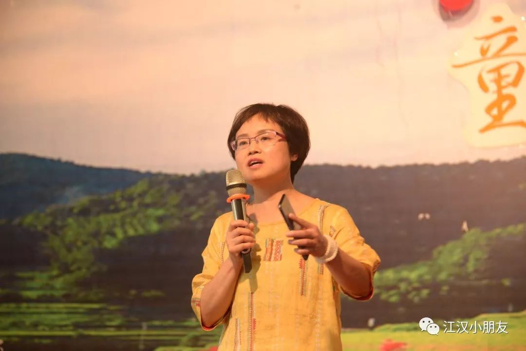 教育心理学高级咨询师欧阳晓红老师,给家长们带来了主题为《家长如何