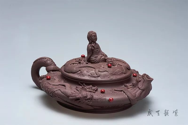 此壶以巧摹拙,以力带势,先声夺人的造型尽情展现紫砂贴塑技艺的独特