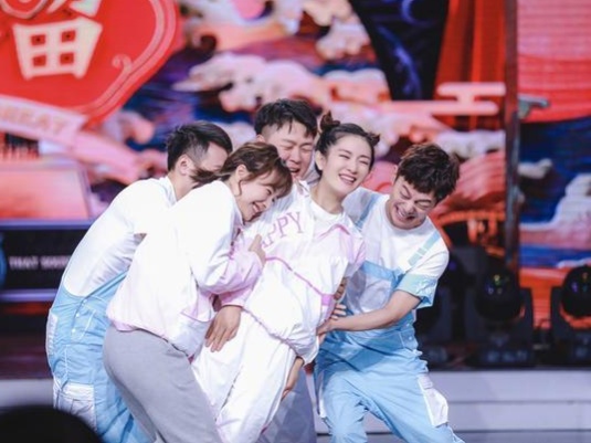 何炅给跳跳俏俏发六一红包,谢娜秒速收钱,却不知发的什么红包