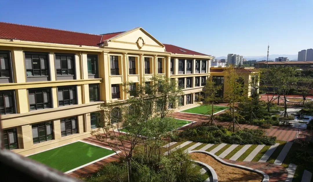 近几年,李沧区委区政府持续加大学校建设力度.