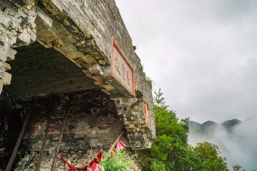 安全警钟长鸣观雾山一辆车翻下悬崖