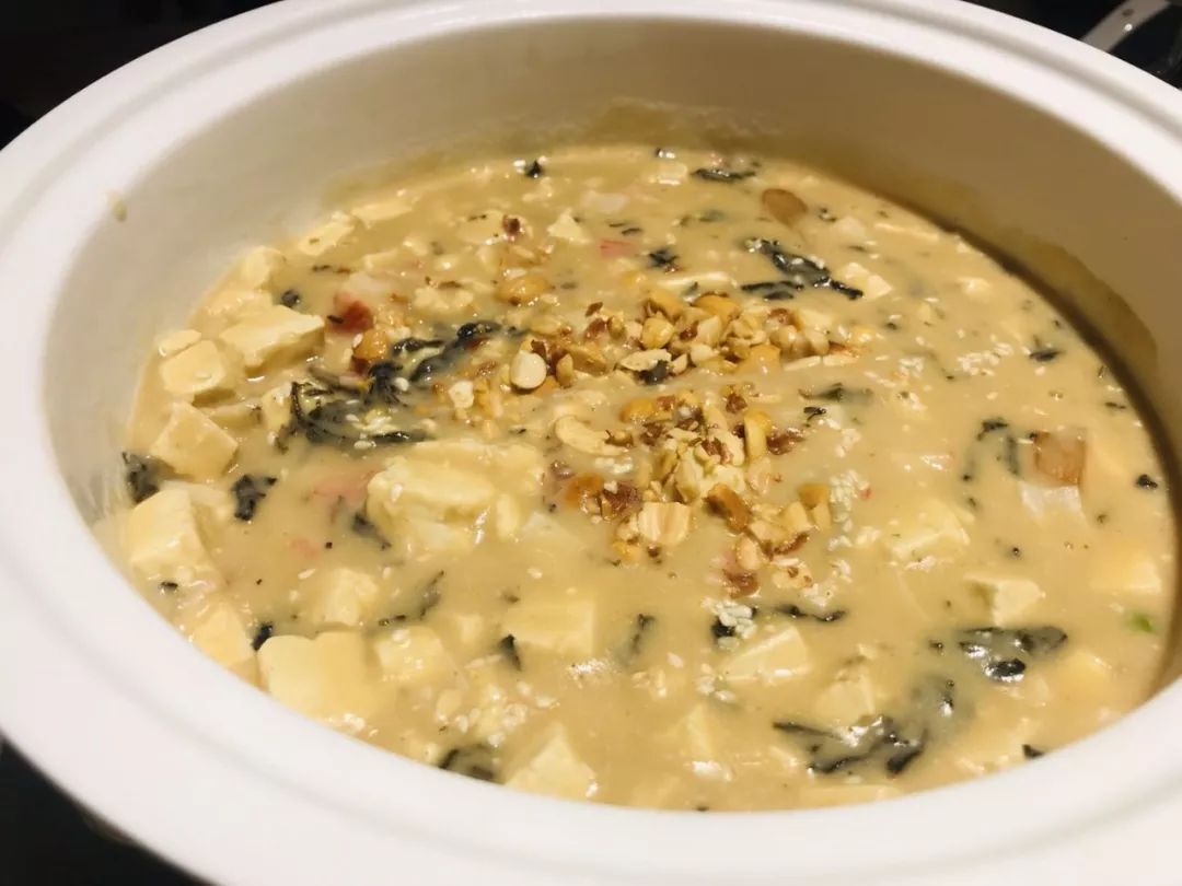 你没吃过的豆腐算是一个非常浓郁的豆腐汤里面有花生碎,芝麻叶,蟹柳