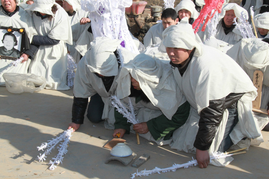 几个大小伙把棺木抬上车准备起灵出殡鲜花祭品摆满灵堂祭品据说娘家送