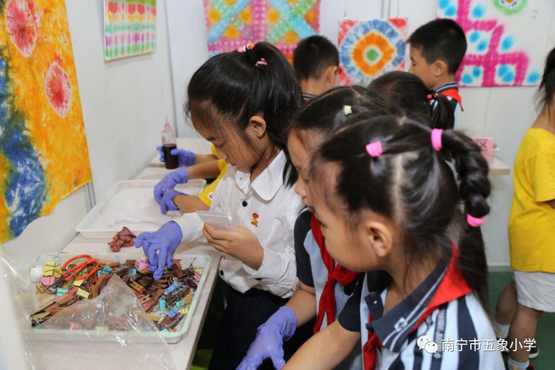 圆梦中国出彩五象南宁市五象小学美术工作坊献礼建国七十周年艺术作品