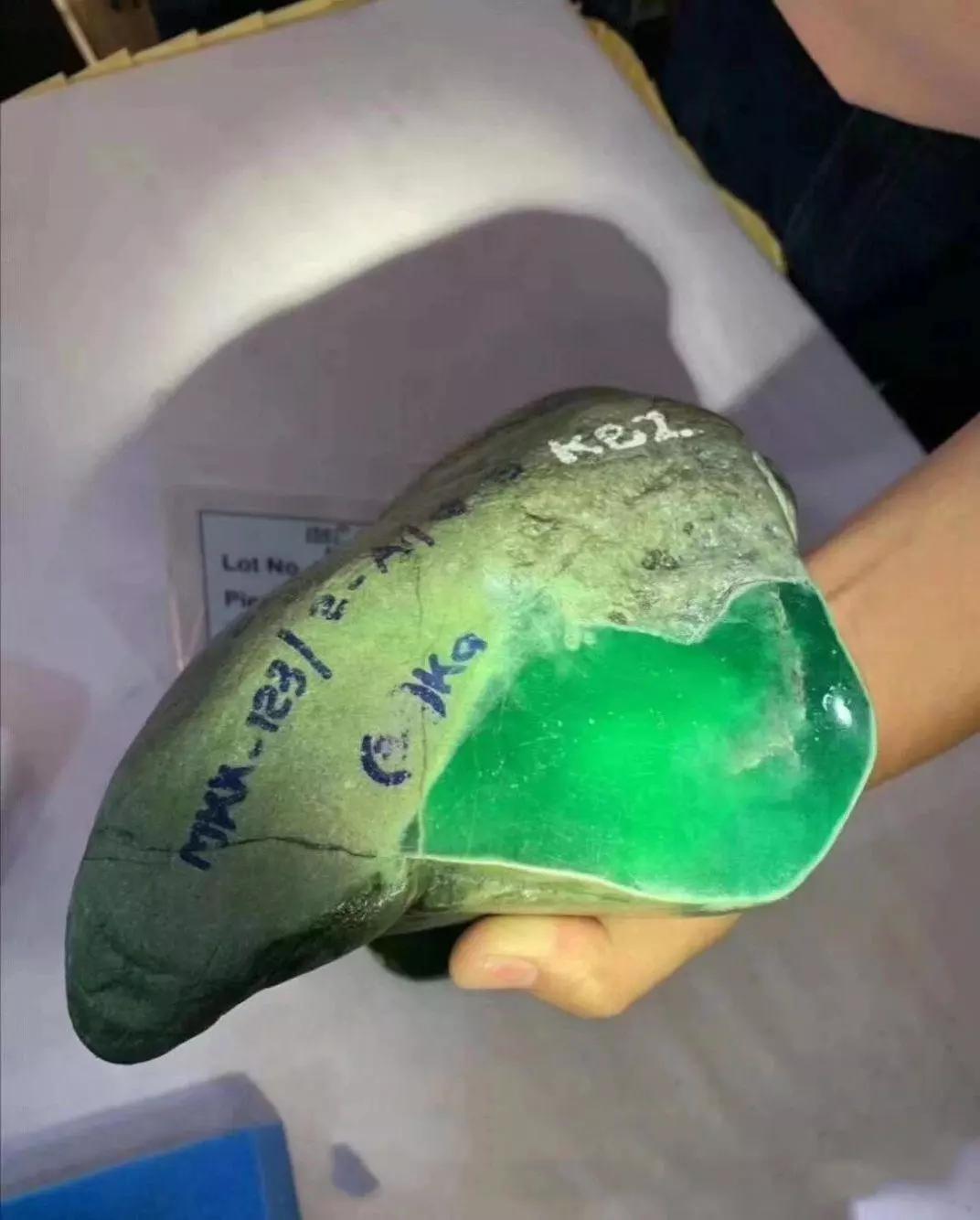 2019年缅甸翡翠公盘成交原石公斤价1457万到底哪种翡翠值得收藏