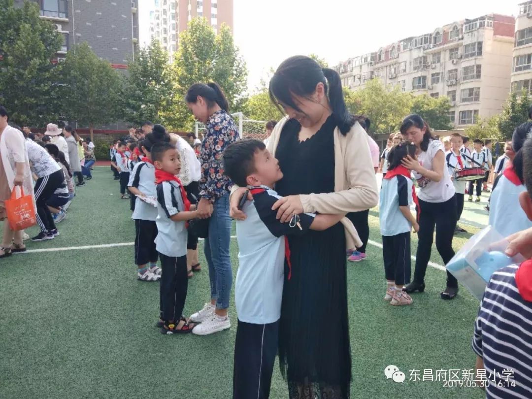 东昌府区新星小学隆重举行"我与祖国共成长 争做小小追梦人" 一年级新