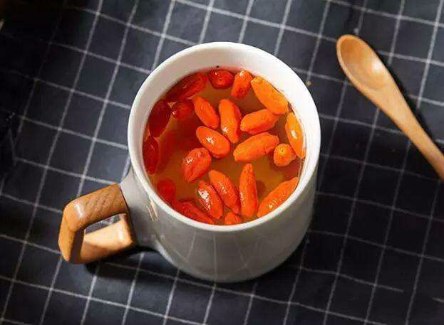 属于热性中药,感冒发烧的人体内本来就有火,此时吃枸杞也会加重病情