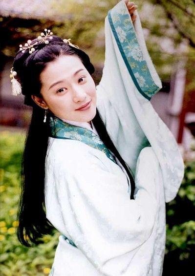 她就是侯炳莹,因出演《施公奇案》的角色小红一角而走红.