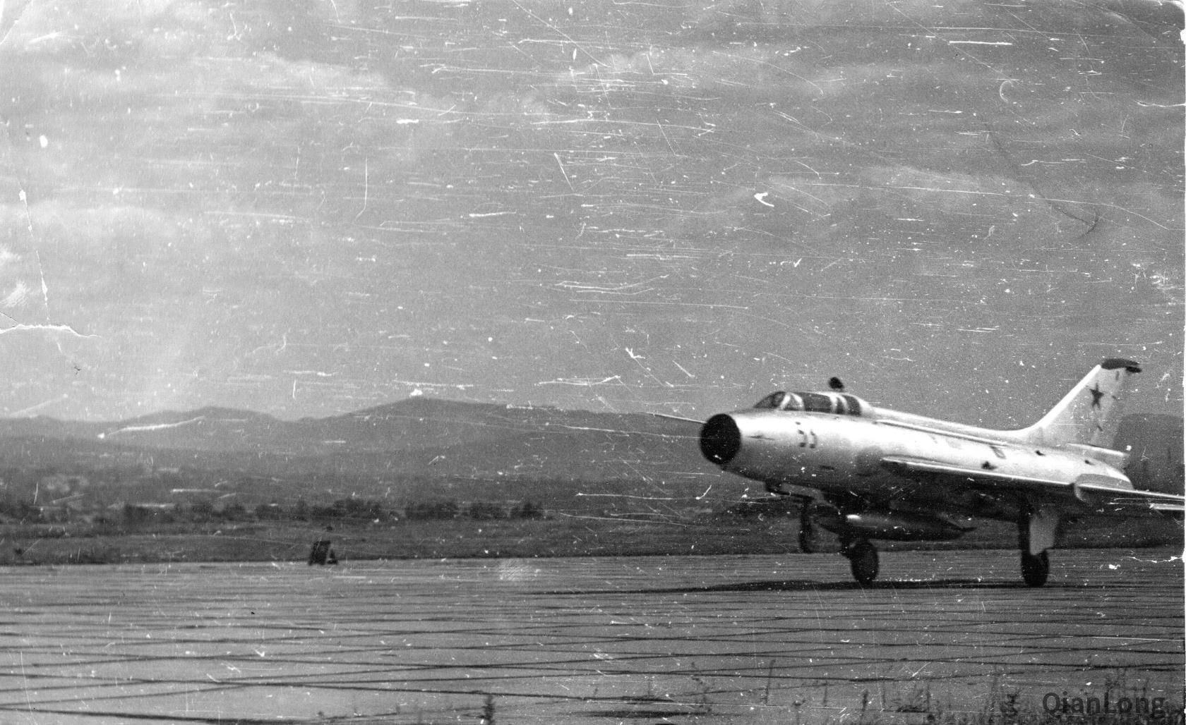 苏联国土防空军训练 苏-7和苏-9外形相似难以分辨_战斗