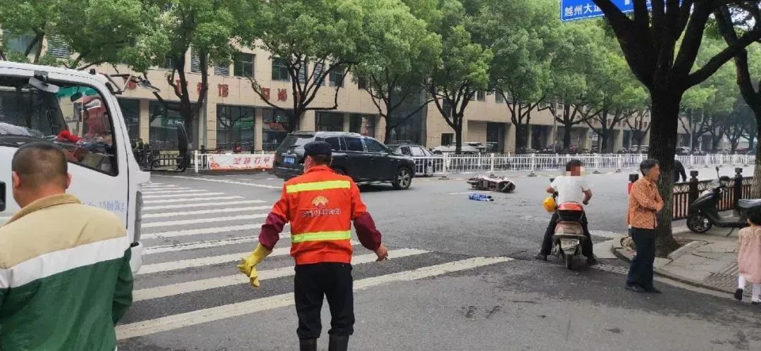 柯橋中醫院門口發生車禍電瓶車都飛出好遠女司機還穿著高跟鞋