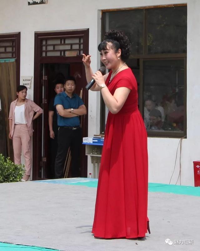 后,蒋寨艺术学校的全体学生进行了戏曲基本功展示,著名艺术家贾廷聚