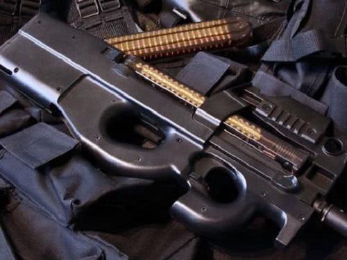 原创p90冲锋枪射击的过程中子弹到供弹口会转动90度很有特色