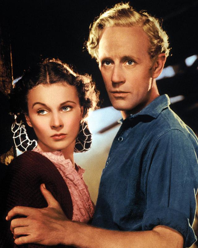 《乱世佳人》当心上人阿希礼娶了另外一个女人后,斯嘉丽开展了她的一