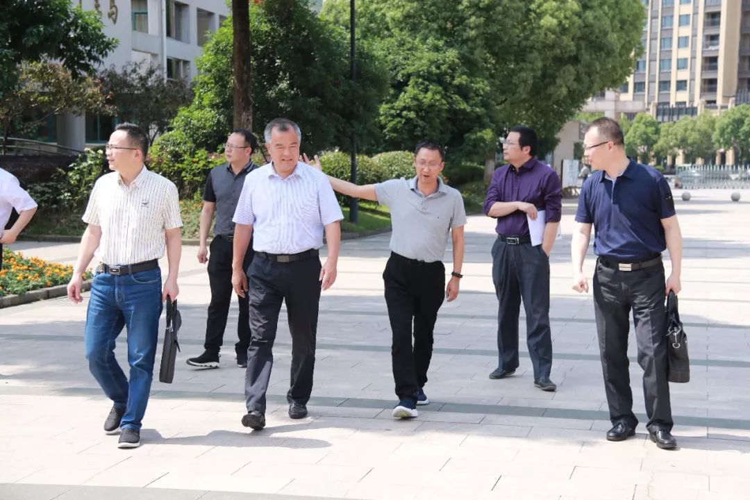 准备就绪迎接高考市教育局领导来校视察备考工作