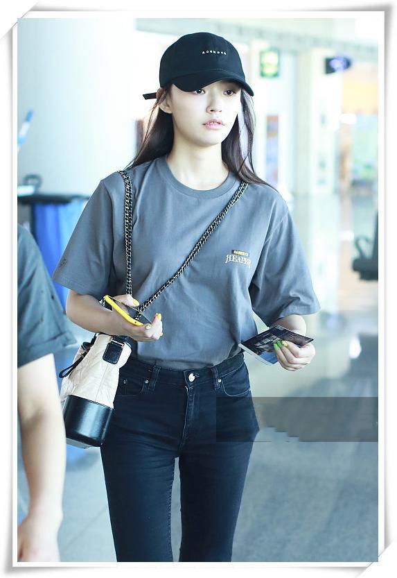 服了林允的胆量把走机场当成逛商场裤装裙装来回自由切换