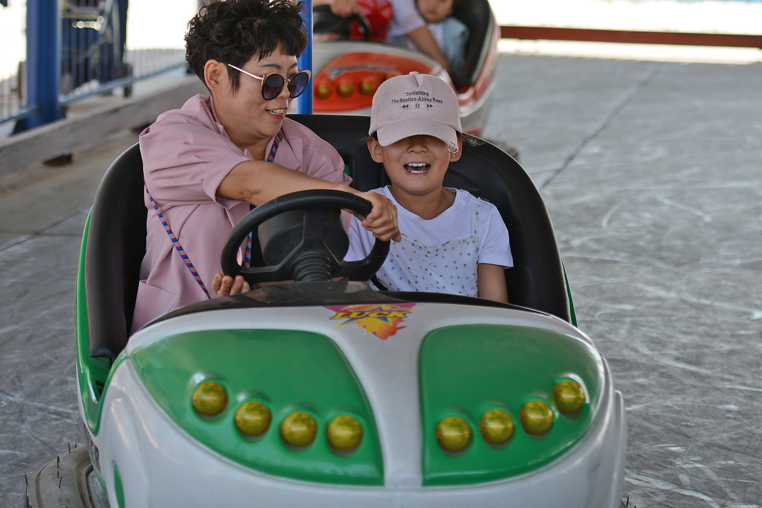 父母陪孩子一起玩碰碰车,孩子的笑让父母幸福落泪