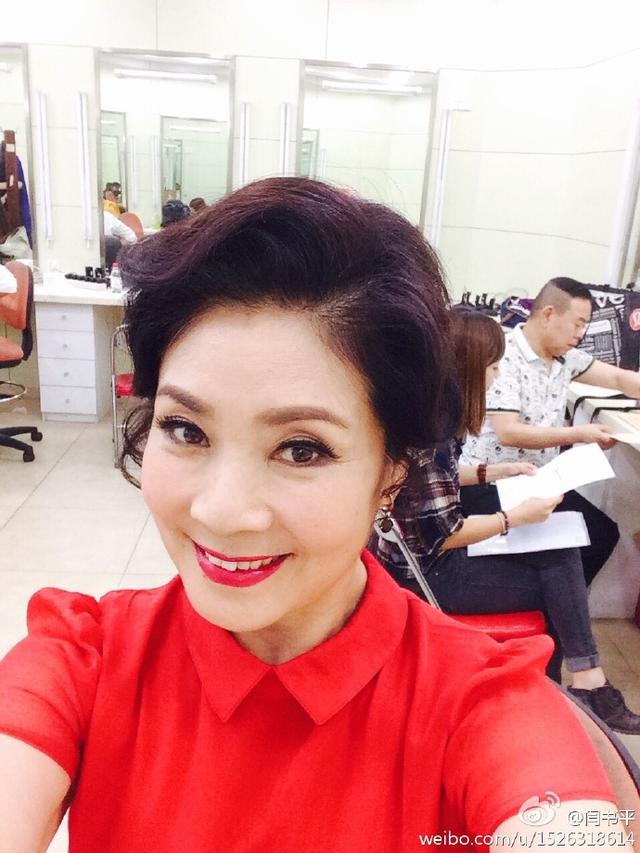 她在春晚与潘长江一曲《过河》红透了,53岁的她比当年还美!_闫书平