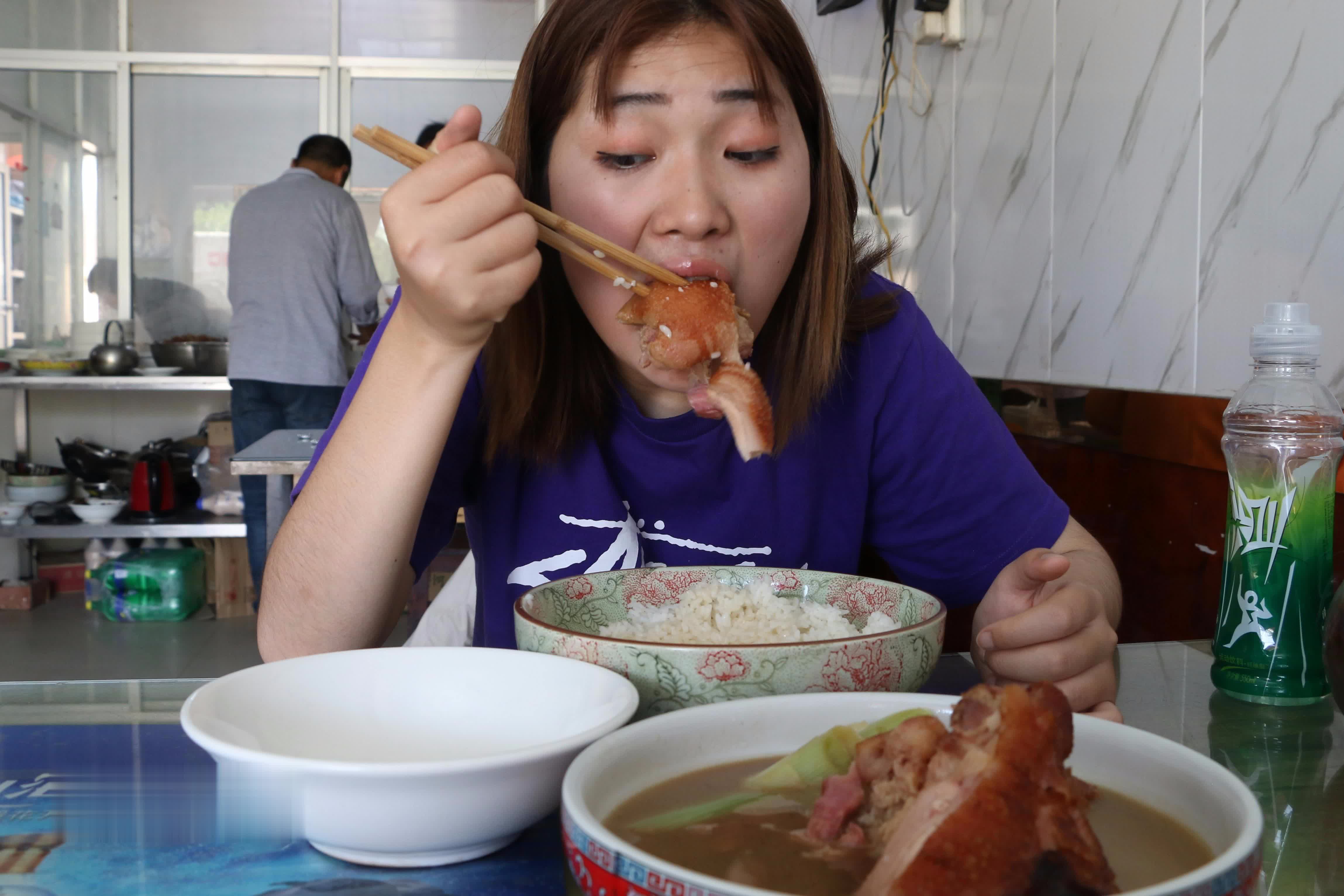 农村女孩到城里吃肉,吃一整个大肘子加3盆米饭,老板娘直夸能吃