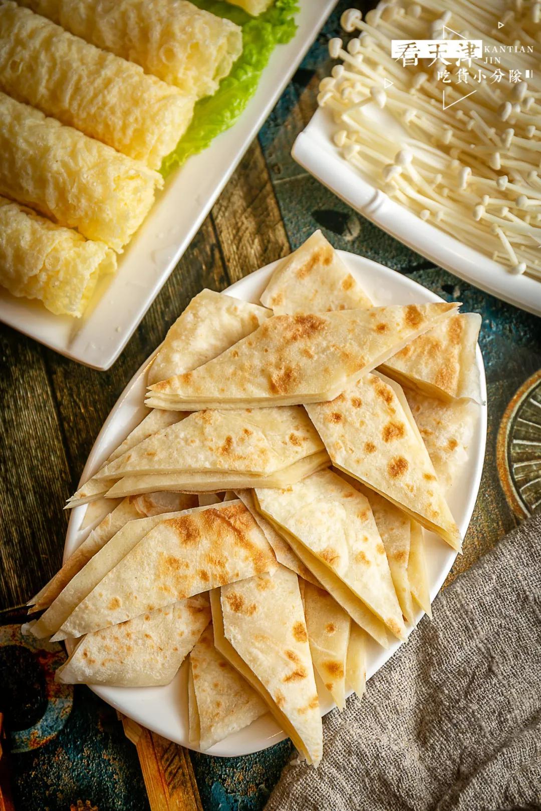 菱形块状,每一片的大小薄厚都差不多,汤底里一刷,就将精华全部吸收!