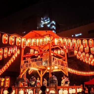 盂蘭盆舞(盆踴り)是日本傳統的舞蹈,並源自於平安時代.