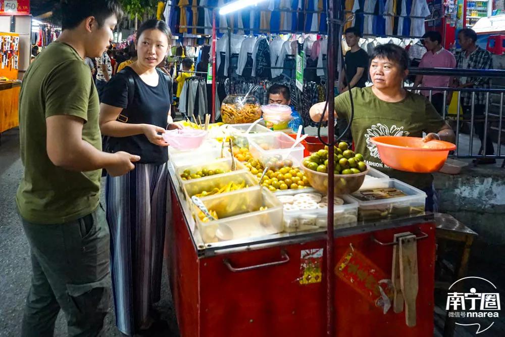 原创曝光这条街不为人知的一面一到晚上能让人过足瘾